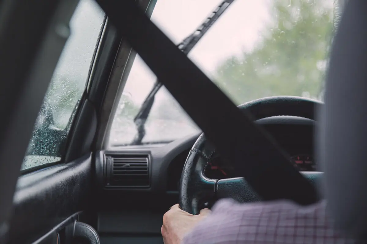 Aquaplaning: hogyan előzd meg, és mit tegyél, ha megcsúszik az autó esőben